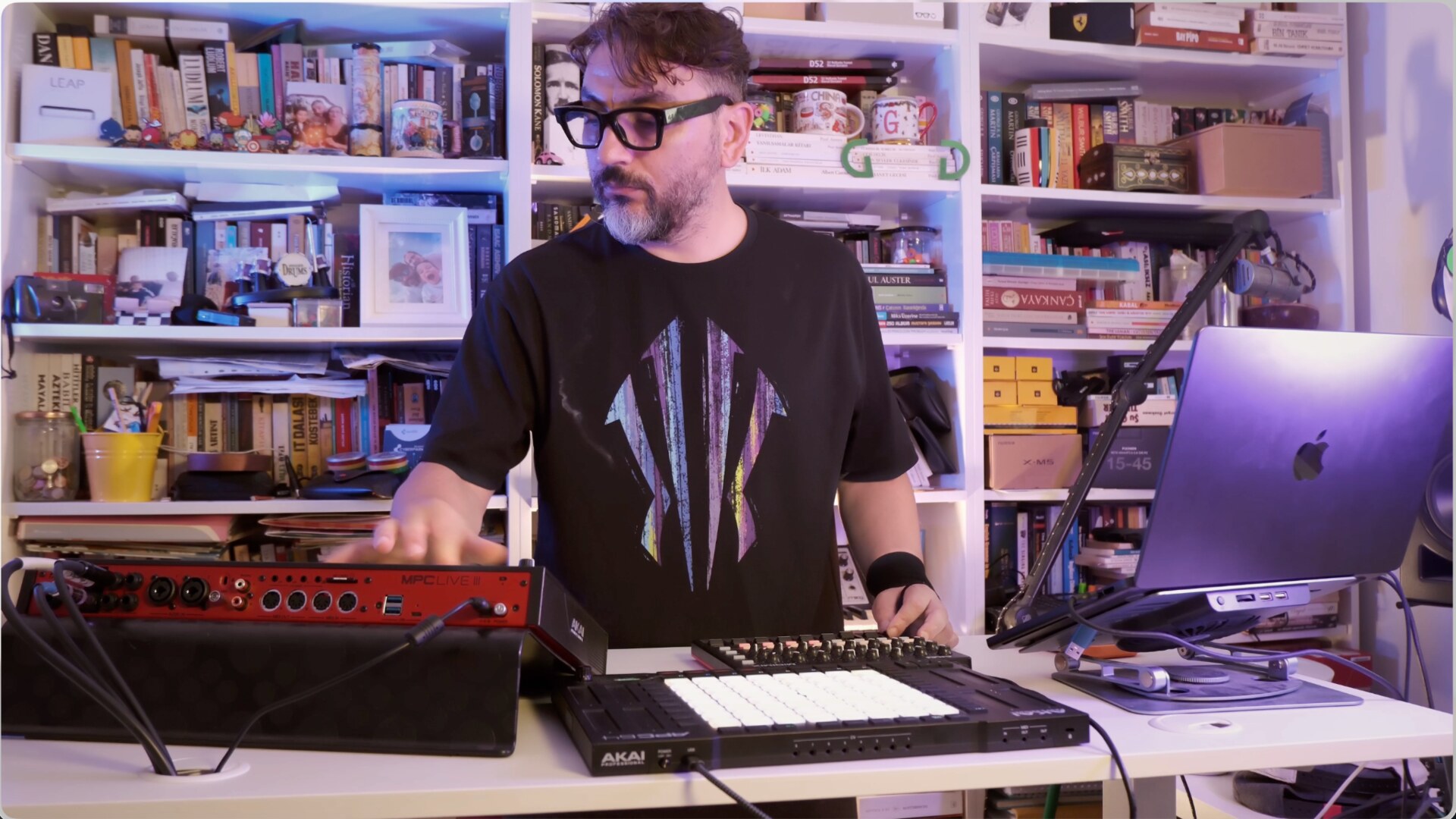 Gerçek Dorman Akai enstrümanlarıyla live elektronik performansını şekillendirirken